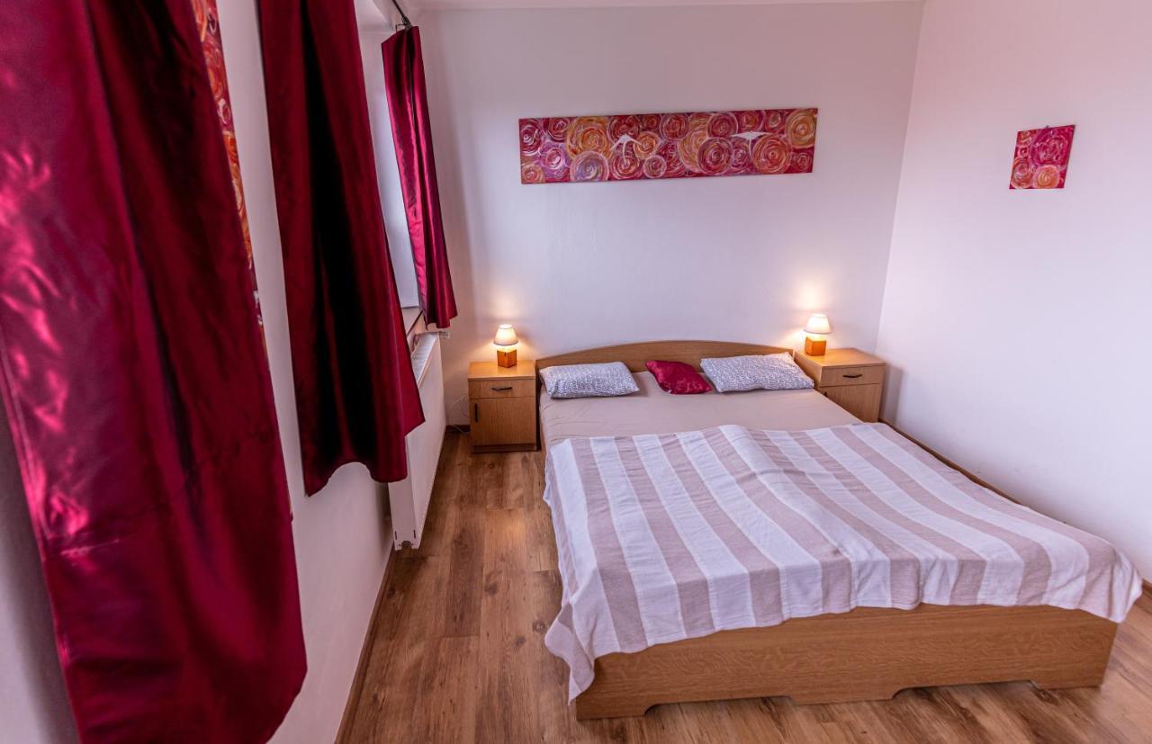 Bike Bistro A Penzion U Vsech Andelu Nove Mesto pod Smrkem Bagian luar foto
