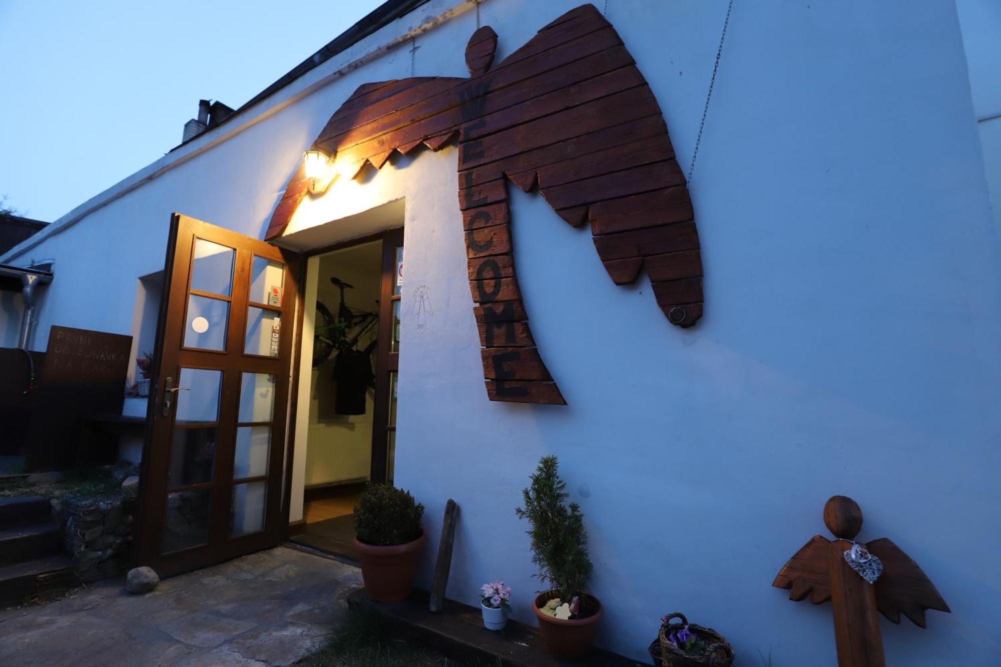 Bike Bistro A Penzion U Vsech Andelu Nove Mesto pod Smrkem Bagian luar foto
